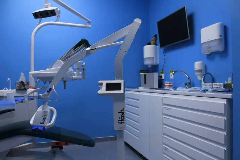 Cabinet stomatologic cu lampa aprinsă deasupra unitului dentar