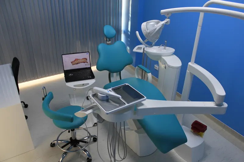 Unit dentar turcoaz cu tava de instrumente și lampa articulată