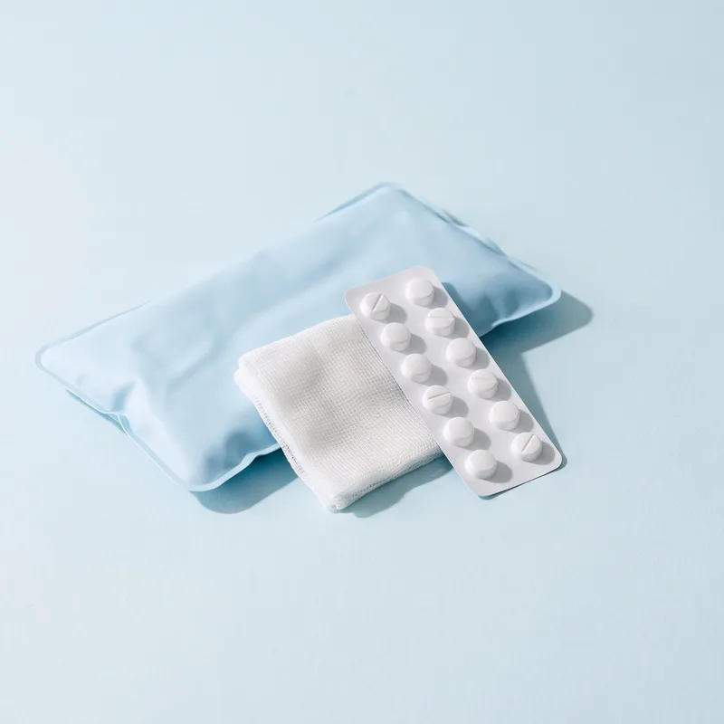 Compresă rece, comprese sterile și un blister de pastile fără inscripții