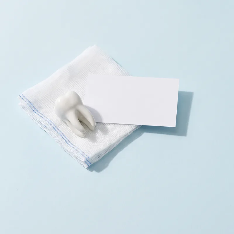 Model de molar de minte pe o compresă sterilă, lângă un card alb