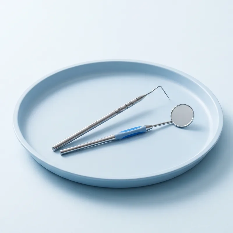 Sondă parodontală și oglindă dentară pe o tavă albastră